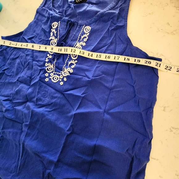 Gap Sleeveless Tank Embroidered Design - Picture 6 of 7